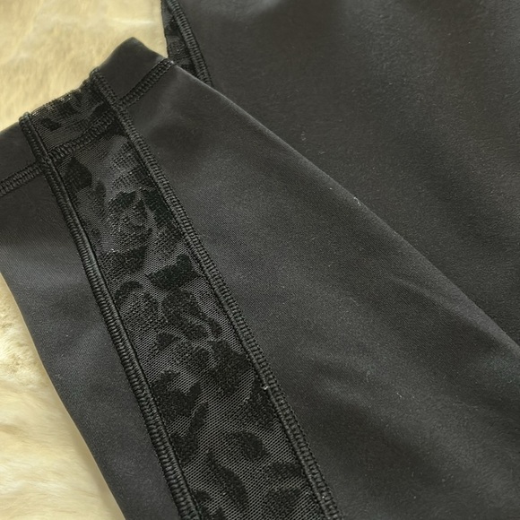 Lululemon Black Mesh Side Legging - Picture 4 of 12